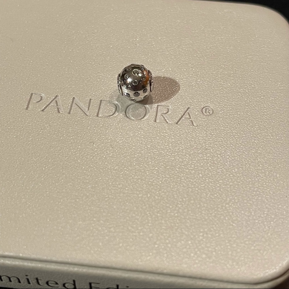 Pandora ESSENCE Joy Charm